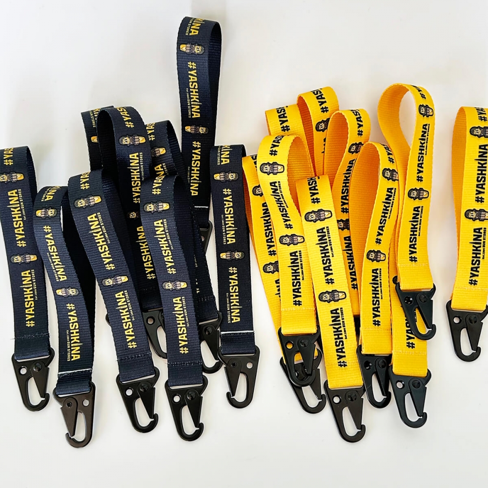 Брелок тканинний з масивною фурнітурою з лого на замовлення