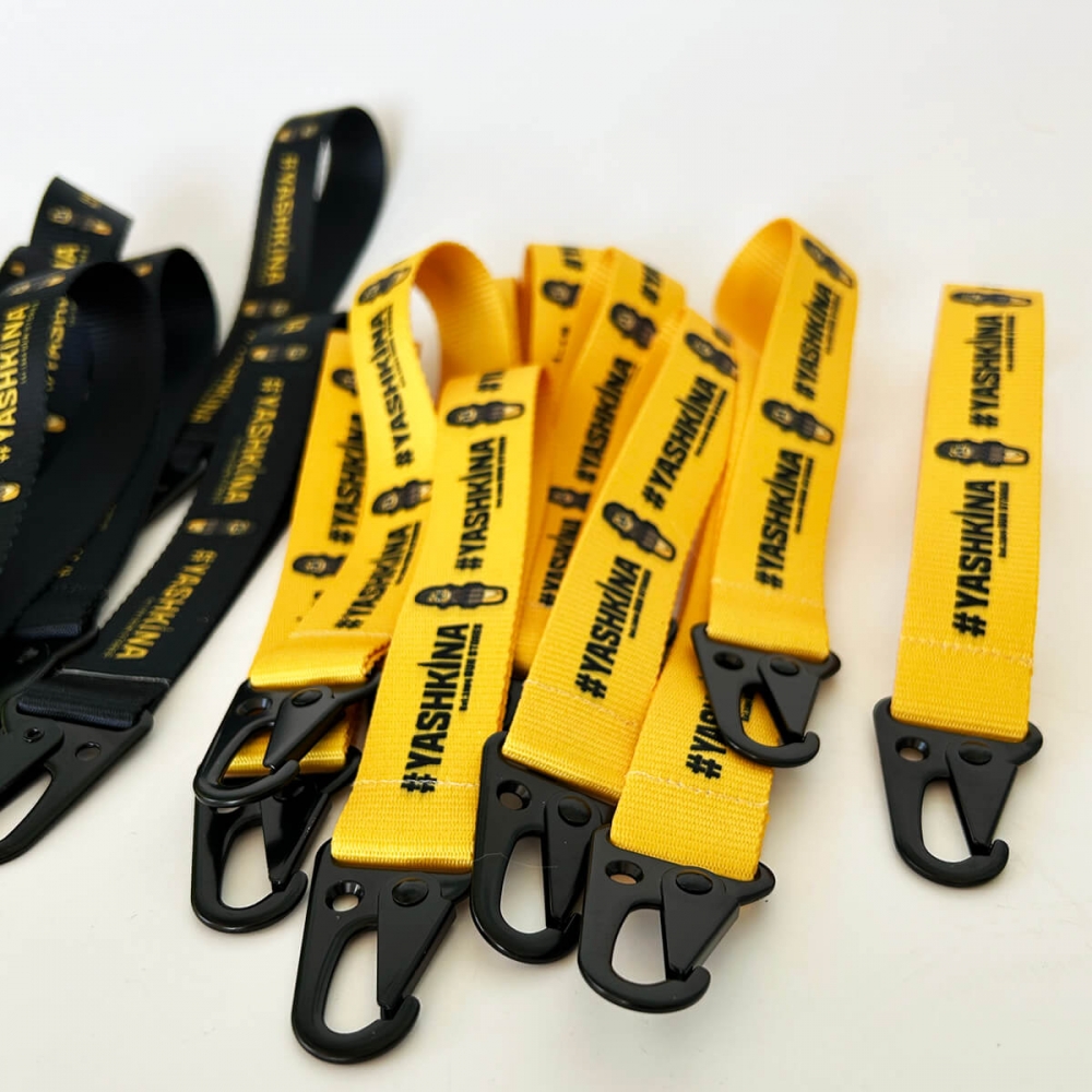 Брелок тканинний з масивною фурнітурою з лого на замовлення