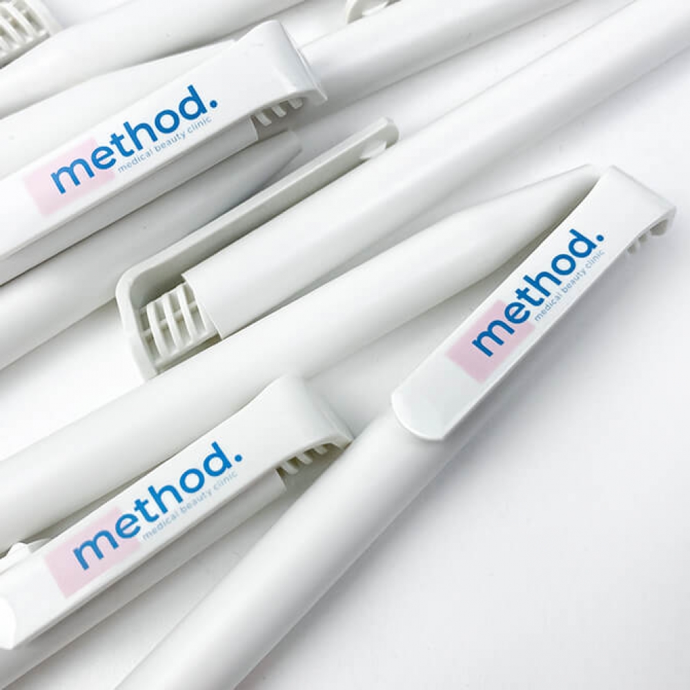 Ручка пластиковая с цветным клипом с логотипом